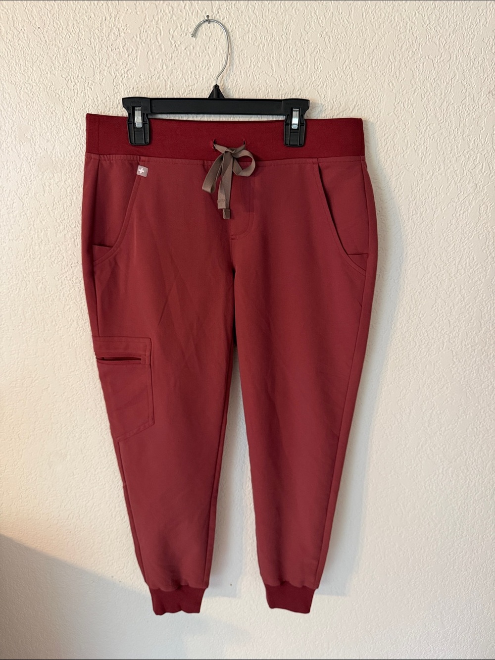 NWT Figs Women’s Zamora 2.0 Petite Jogger Scrub Pants in Dark Cherry.
